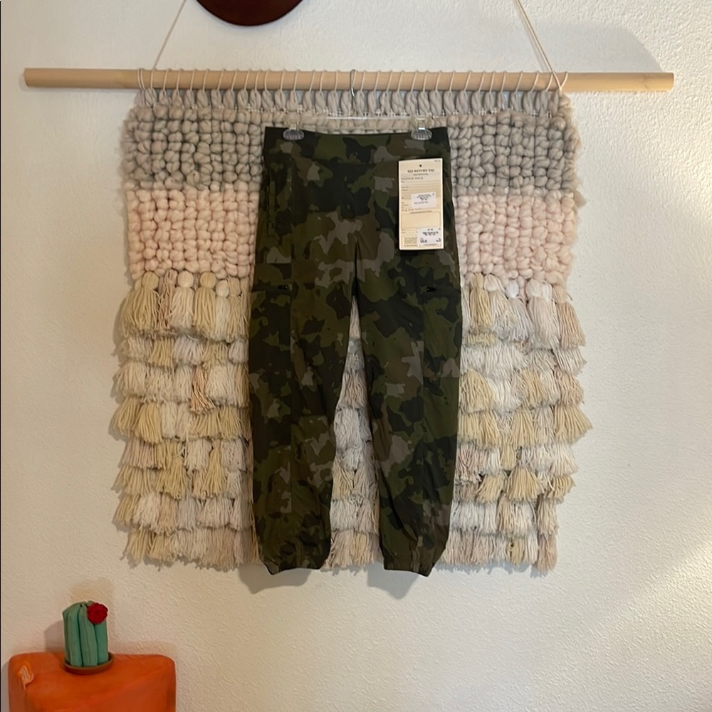 Mountain Hard Wear REI women’s camo high rise joggers size small